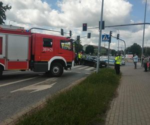 Kolizja na Sokołowskiej w Siedlcach. Jedno auto przewróciło się na bok