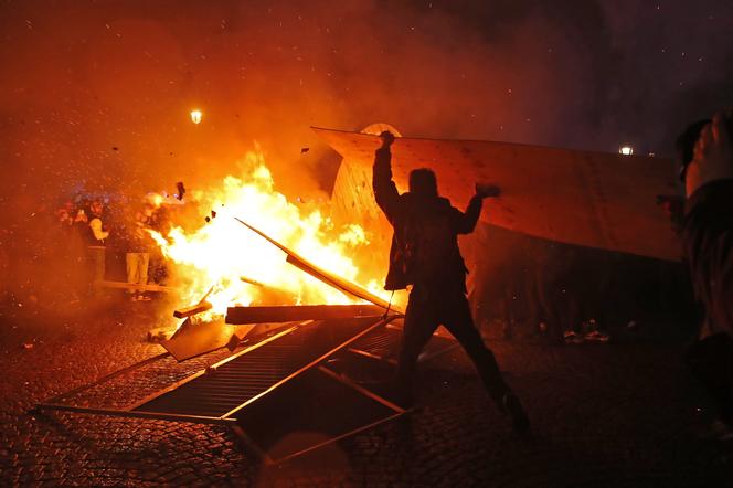 Zamieszki w Paryżu. Demonstranci protestują przeciw reformie emerytalnej [ZDJĘCIA]