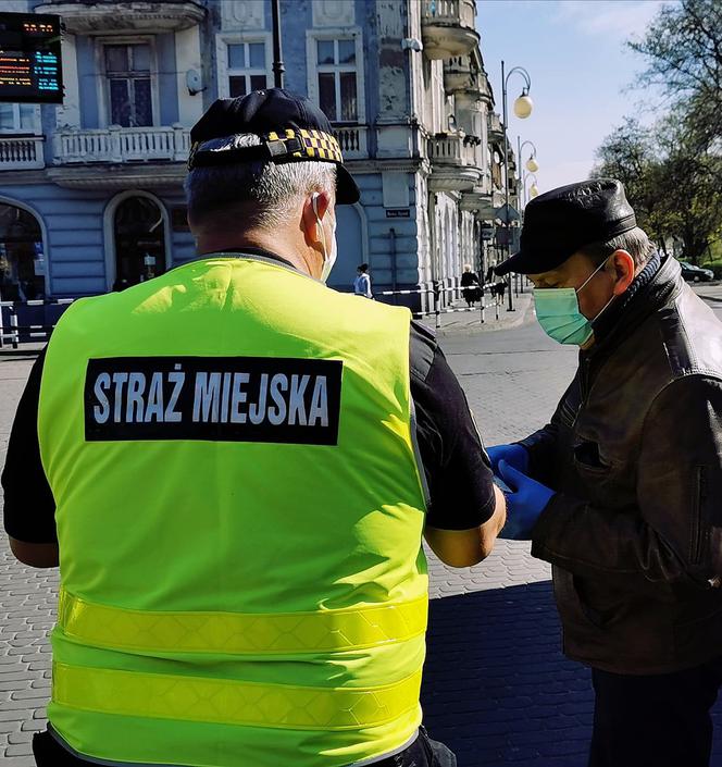 Kalisz. Straż miejska rozdaje maseczki i edukuje mieszkańców! [ZDJĘCIA] 