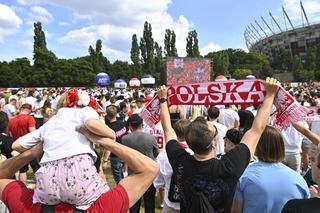 Tłumy kibiców pod PGE Narodowym. Tak Warszawiacy dopingują polskich piłkarzy