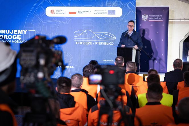 Wielkie chińskie maszyny TBM drążą najdłuższy tunel kolejowy w Polsce