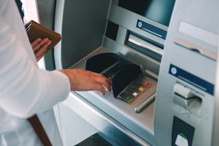 Uważaj podczas korzystania z bankomatu! Złodzieje wiedzą, jak przechwycić Twoje dane!