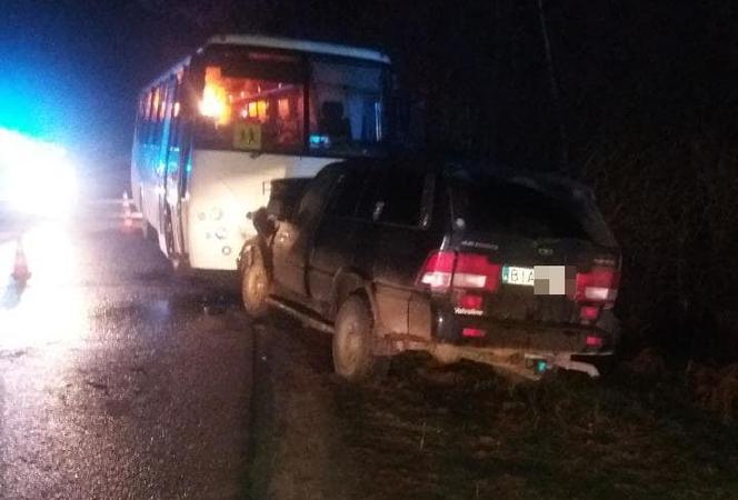 Czarna Białostocka. Autobus z dziećmi zderzył się z osobówką