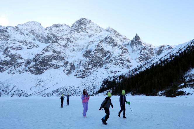 "Selekcja naturalna". Internauci bezlitośni dla ludzi, którzy wchodzą na  na Morskie Oko w czasie odwilży