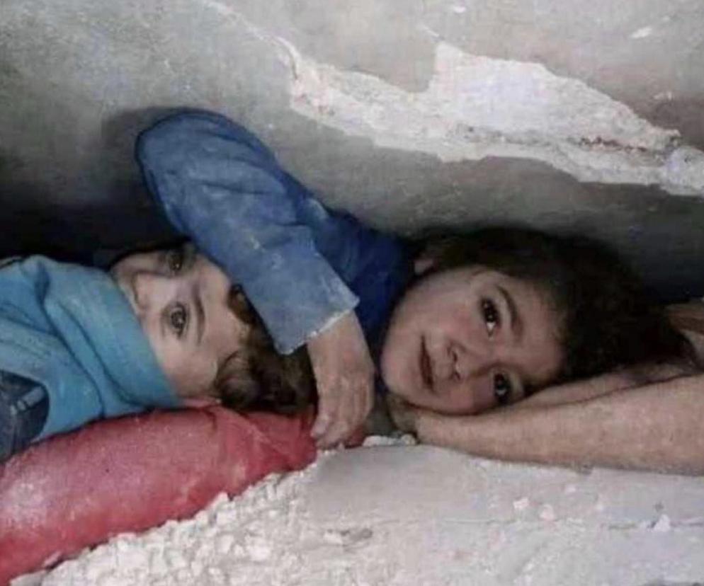 Syria. 7-letnia dziewczynka przez 17 godzin osłaniała głowę młodszego brata pod gruzami