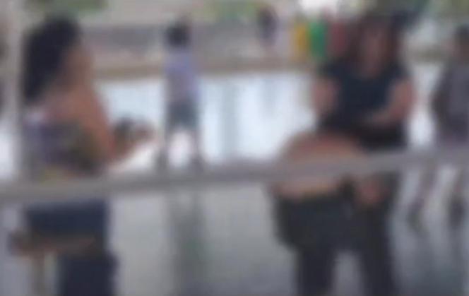15-latki pobiły koleżankę i rozebrały ją na szkolnym korytarzu! Wideo w sieci