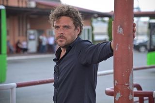 Pierwsza miłość streszczenia odcinków 4081-4085. Bruno jest ranny. Marta, chcąc mu pomóc, pakuje się w kolejną niebezpieczną sytuację