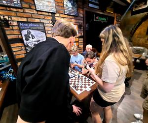 Turnieje szachowe w toruńskim Hard Rock Pubie Pamela to nie tylko partie, ale również niespodzianki