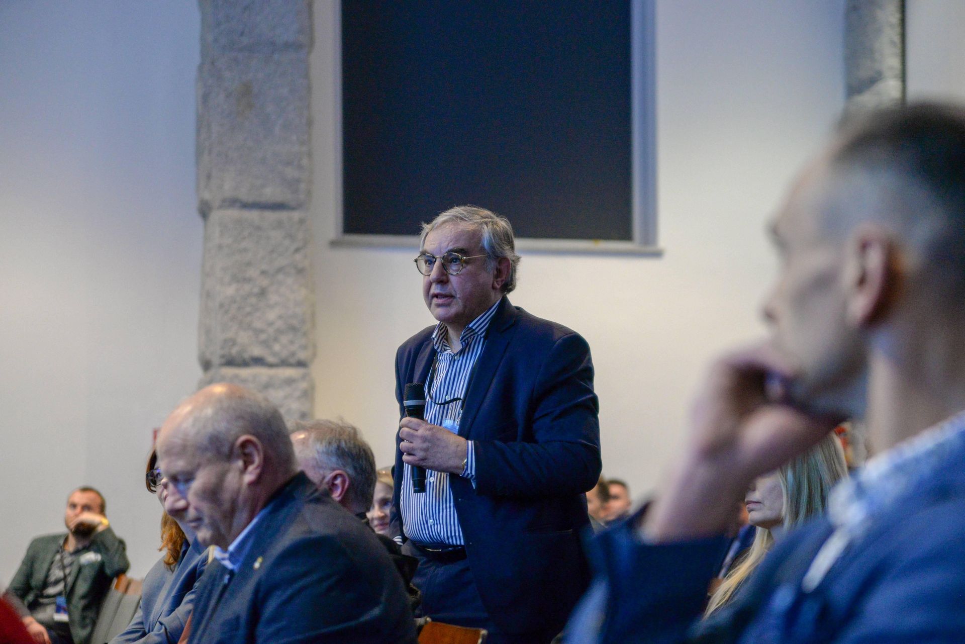 Janusz Sepioł podczas dyskusji w pierszym panelu