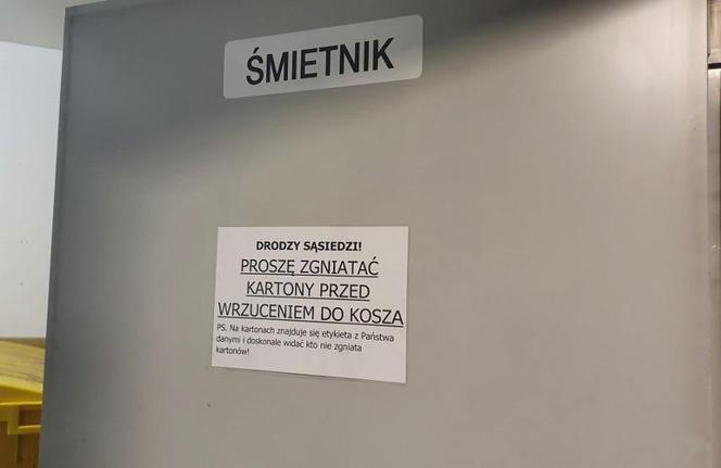 Ogłoszenia na klatkach schodowych