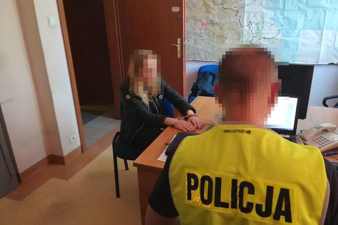 Policja doprowadziła do aresztu kobietę poszukiwaną listem gończym