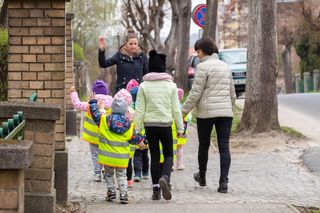 Dzieci same opuściły żłobek. Dyrekcja tłumaczy, że „konserwator nie domknął furtki”