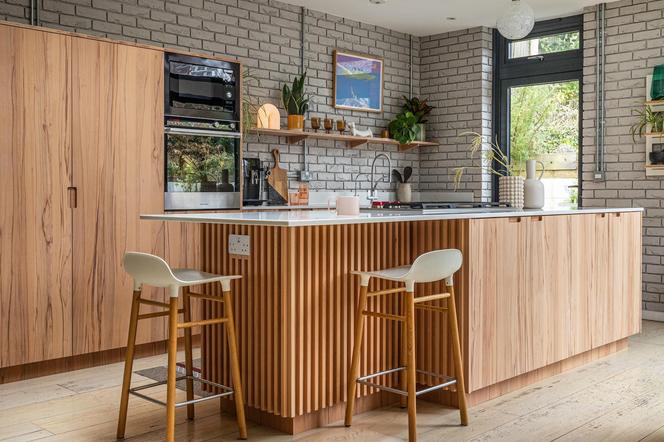Jakie kolory ścian pasują do drewnianej kuchni? Piękne inspiracje