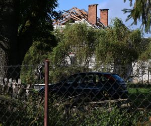 Zniszczony przez drona dach budynku mieszkalnego w miejscowości Wyryki