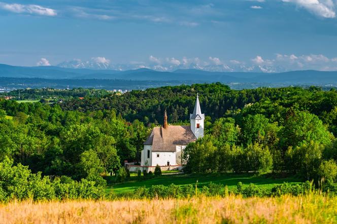 Największa wieś w Małopolsce leży w malowniczym miejscu. Ma więcej mieszkańców, niż niejedno miasto 