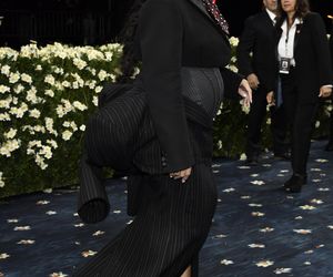 Rihanna ogłosiła ciążę na Met Gali 2025. Okrągły brzuszek wcisnęła w gorset!