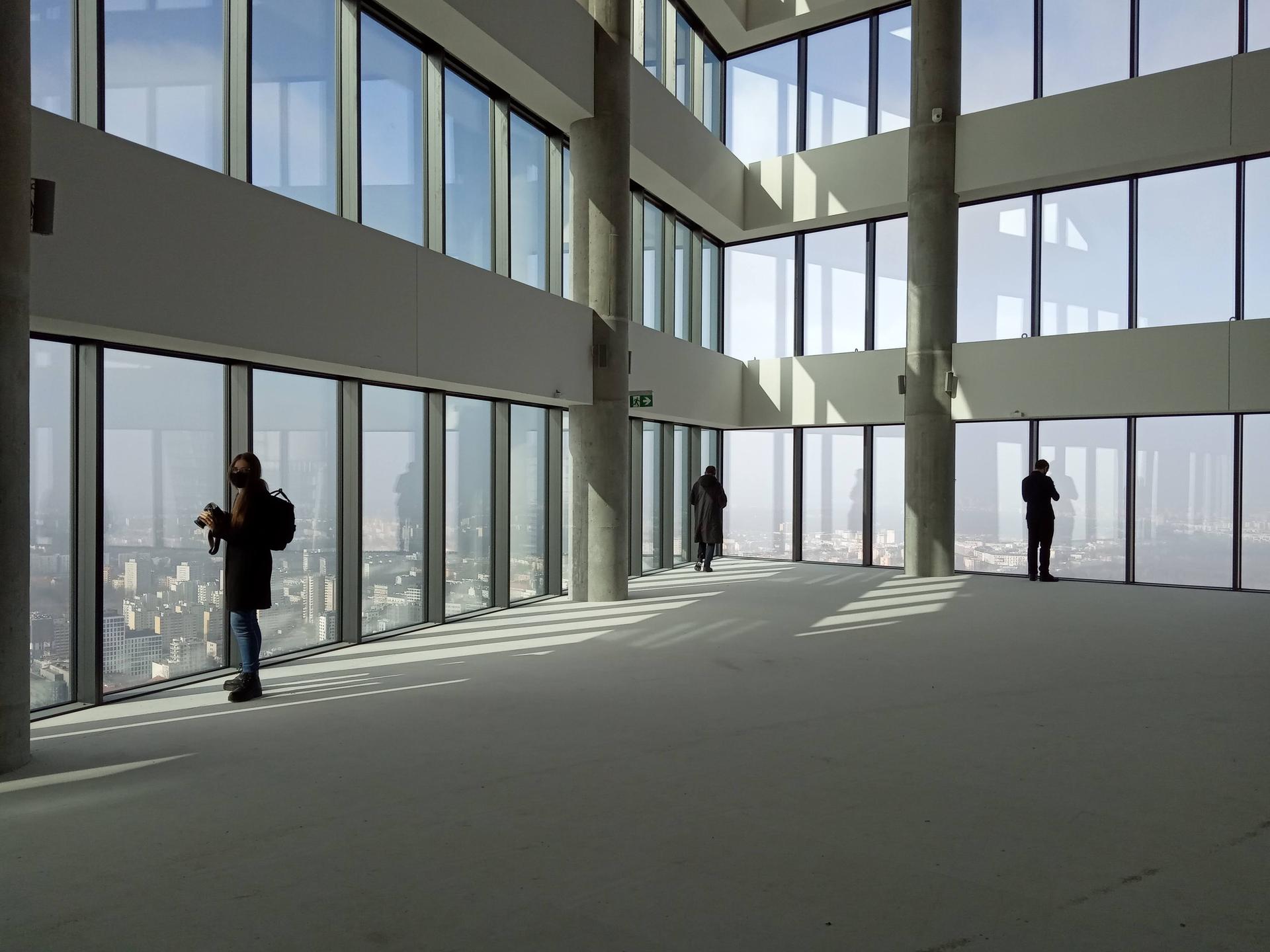 Skyliner w Warszawie: po wieżowcu oprowadza Michał Sadowski