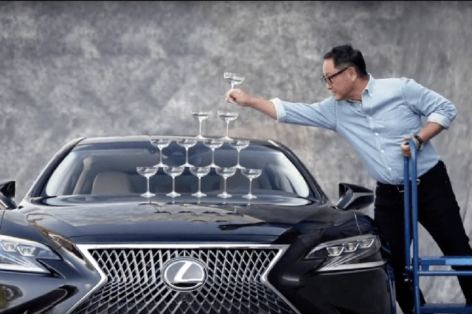 Prezydent Toyoty odtworzył legendarną reklamę Lexusa