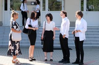 M jak miłość odc. 1702. Sandra (Anna Oberc), Basia (Gabriela Raczyńska), Damian (Oliwer Proctor), Ania (Gabriela Świerczyńska), Jasiek (Stanisław Dusza)