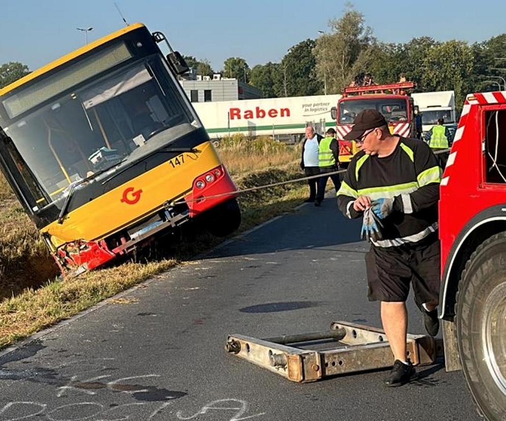 Autobus wpadł do rowu pod Grodziskiem Mazowieckim 