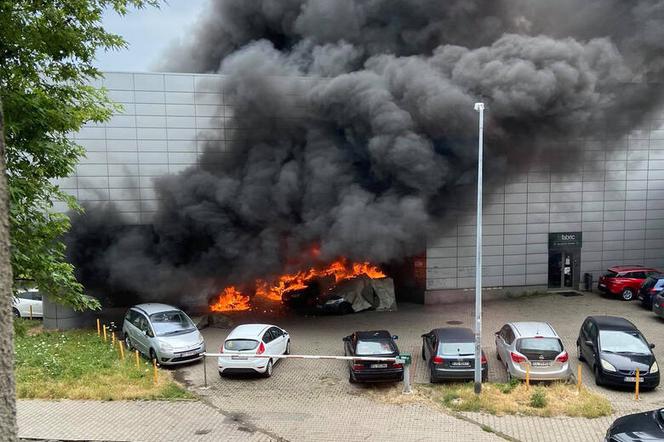 Ogromny pożar obok klubu fitness w Łodzi: SPŁONĘŁY samochody [FOTO]