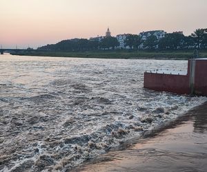 Mieszkańcy Wrocławia z zaniepokojeniem obserwują rzekę Odrę przepływającą pomiędzy osiedlami Kleczków i Różanka