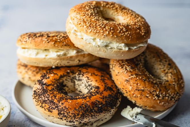 Bez drożdży i wyrastania. Te bajgle przygotujesz w kilka minut