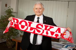 Prezes Kaczyński z szalikiem kibica