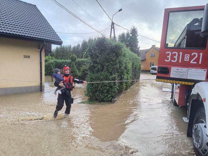 Dramat na Śląsku. Zalane miasta, zamknięte drogi, tysiące interwencji. "Ewakuowano matkę z dwójką dzieci"