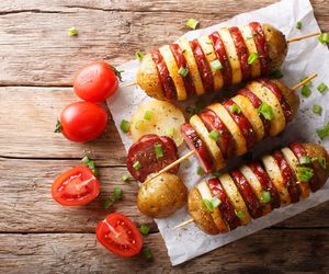 Szaszłyki z ziemniaków i kiełbasy – genialny patent na grilla lub szybki obiad z piekarnika