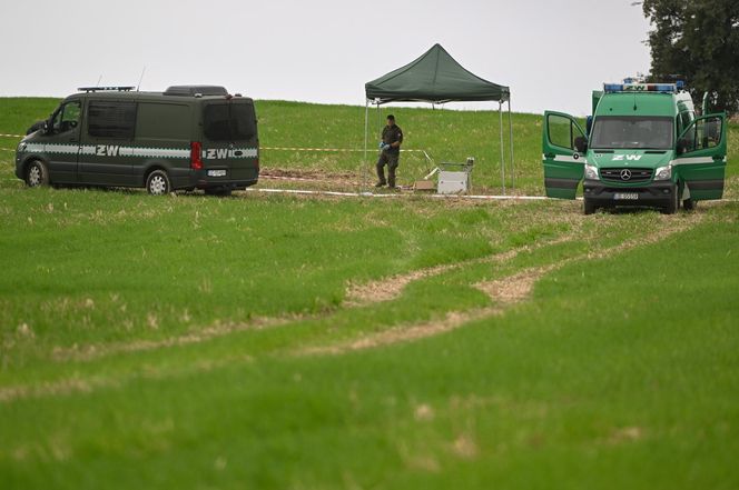 Służby pracują w Choinach w pow. świdnickim. Znaleziono tam szczątki rakiety