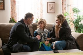 Na Wspólnej, odc. 2847. Kajtek (Mikołaj Szostek), Monika (Sylwia Gliwa), Damian (Waldemar Błaszczyk)