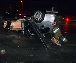 Tychy: Kompletnie pijany kierowca BMW skosił znaki drogowe i latarnię, a potem dachował