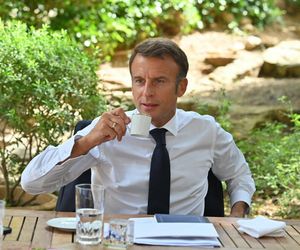 Prawda o Macronie ujawniona! Nie zgadniesz, co kupuje hurtowo perfumy i zlewa się nimi w hurtowych ilościach