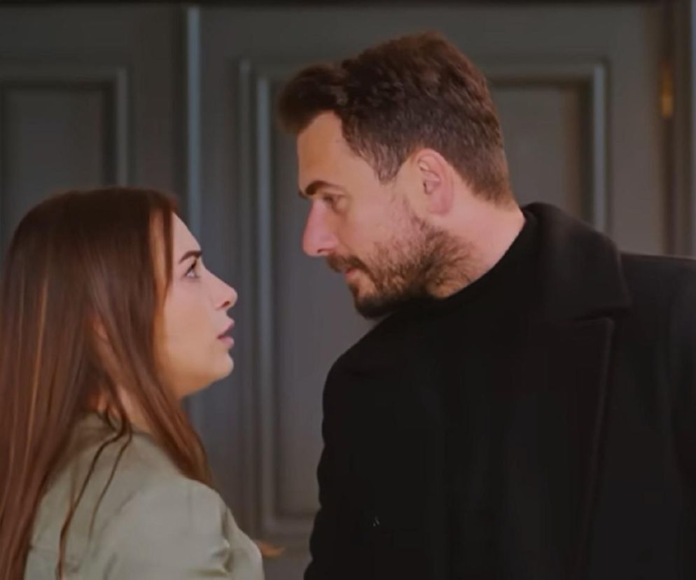 Kuzey i Sila w bliskim ujęciu, patrzący sobie w oczy. Kobieta ma długie, brązowe włosy i zieloną bluzkę, a mężczyzna czarny sweter i płaszcz. To scena z odcinka 329 serialu Miłość i nadzieja. Więcej o losach bohaterów przeczytasz na portalu Super Seriale.