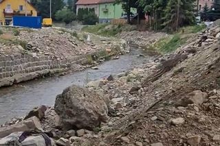 Tak wygląda potok Morawka w Stroniu Śląskim. Mieszkańcy: Nic tu nie jest zabezpieczone 