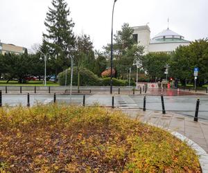 Zmiany przed siedzibą Sejmu. Barierki otaczające budynek zostały zlikwidowane
