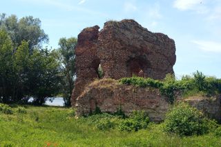 W tej małej miejscowości kryją się ruiny zamku. Warto go zobaczyć, jest na uboczu [GALERIA]