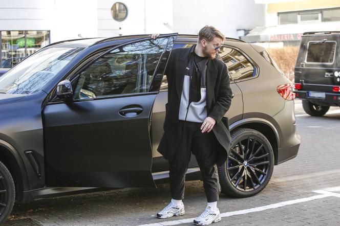 Sebastian Fabijański jeździ BMW X5 M50d