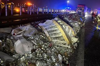 Wypadek pod Toruniem. Znicze wysypały się na drogę