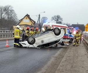 Dachowanie osobówki na moście w Bieruniu