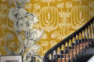 Ściana przy schodach: tapety i fototapety jako dekoracje ścienne