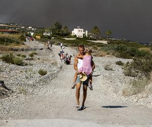 Uciekli przed ogniem, spali na trawnikach. Koszmar turystów z Polski na Rodos