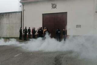 Dużo dymu i pełna mobilizacja. Spektakularna akcja w piotrkowskim areszcie śledczym