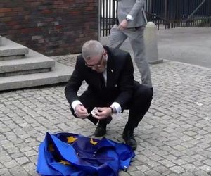 Grzegorz Braun w Katowicach podpalił flagę Unii Europejskiej