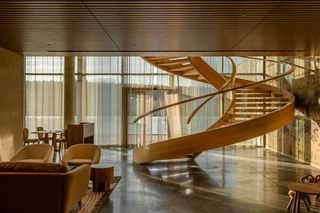 Hotel Glar nazwę zawdzięcza świętemu koniowi. W pokojach są totemy, a w lobby słup z wypalanego drewna