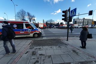 Wypadek w Krakowie. Kobieta weszła na czerwonym świetle pod tramwaj [ZDJĘCIA]