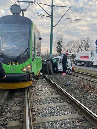 Poważny wypadek na Zamenhofa w Poznaniu. Tramwaj zderzył się z samochodem osobowym