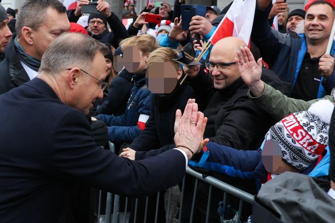 Dostrzegli rękę prezydenta Dudy po wypadku 