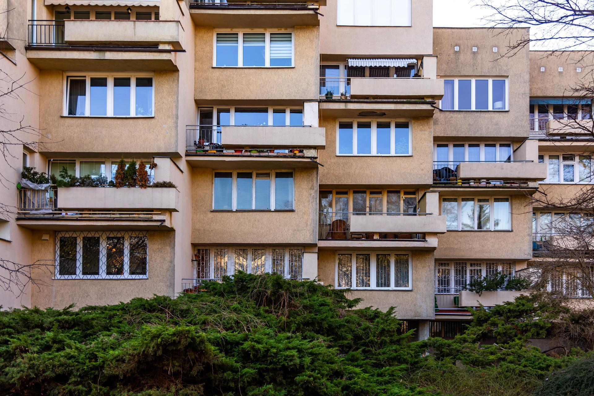 Blok PRL na ul. Koziej 9 - zobacz budynek, który z zmienia się wraz z punktem widzenia